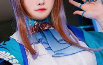 Arty亚缇短裙写真集来了！最新发现：短裙竟可优雅兼任“拖把”！