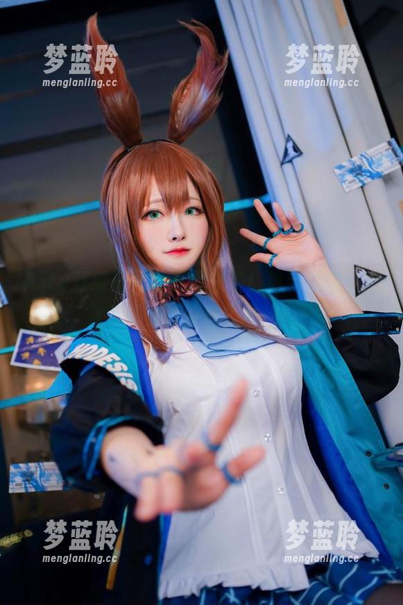 Arty亚缇短裙写真集来了！最新发现：短裙竟可优雅兼任“拖把”！