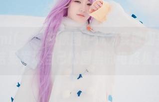 Mimmi(밈미)在原图中成为赛博朋克少女，结果发现自己比图里的电路板都亮