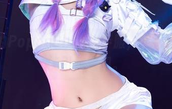 最新的PoppaChan水手服，走到哪里都能引发遐想。