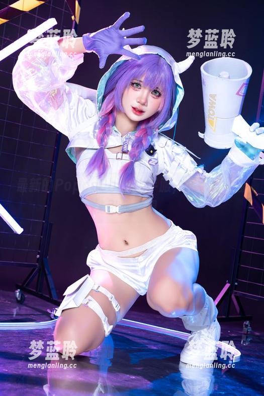 最新的PoppaChan水手服，走到哪里都能引发遐想。