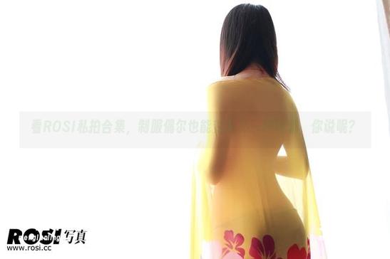 看ROSI私拍合集，制服偶尔也能变身另一种味道，你说呢？