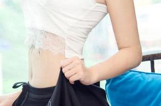 UGirls尤果网 - 李思宁图包：天台上的风，竟然把她的头发吹成超模般的造型！