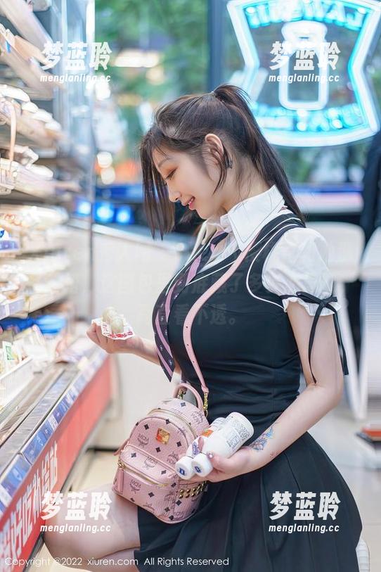 Xiuren秀人网 - Cherry樱桃酱和她那条红裙，这图包里到底藏了多少心思呢，简直看不透。