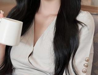 Xiuren秀人网 - 唐翩翩的礼服走到哪儿，闪光灯也不好使——原图才是她的真光辉！