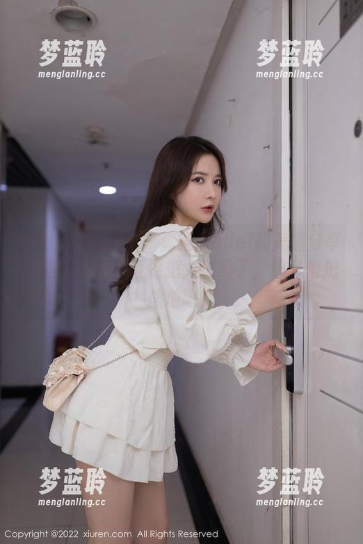 Xiuren秀人网 - 葛征Model的美图分享：这条旗袍简直要把人迷晕了，快拿拖把擦地吧！