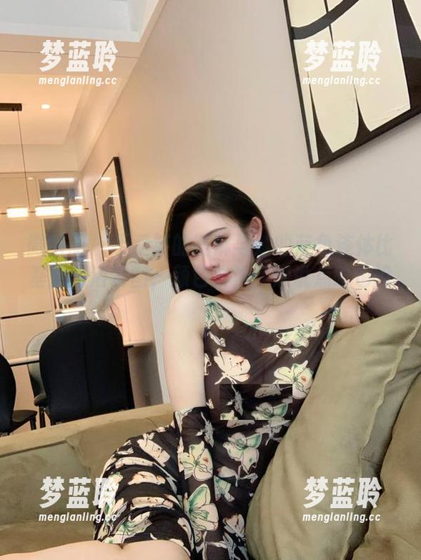 微密圈 - 不爱笑的赛琳与她的蓝色连体比基尼高清套图，颜色太浓，想说点啥也没招