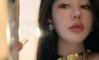 微密圈 - 女神不爱笑的赛琳的写真集——她那美脚如何让冬天变得火热？