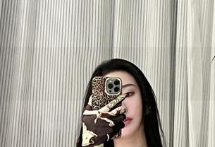 微密圈 - 你认为自己见多识广？不爱笑的赛琳女神的私房图包再次挑战你的眼界！