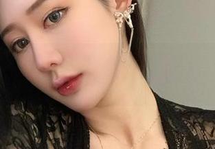 微密圈 - 不爱笑的赛琳在黑色的海洋里漂流，新作品更新，心情提亮了吧？