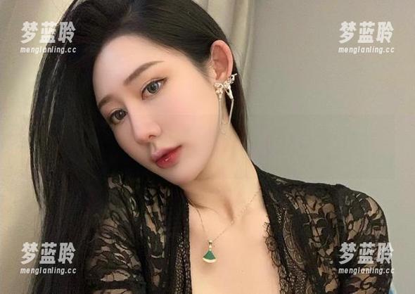 微密圈 - 不爱笑的赛琳在黑色的海洋里漂流，新作品更新，心情提亮了吧？