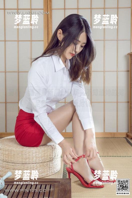 丽柜 - 潘潘最新图册登场，不知道她的美足每天都在跟我抢镜。