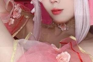 九言的美脚写真，实在不知该盯哪只脚更好！