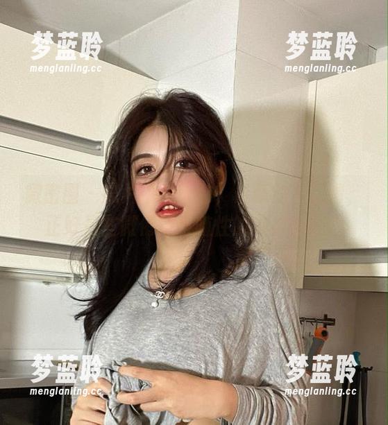 微密圈 - 照片中的天台，最新的于芷晴，正好是些微倦意与随性的完美结合。