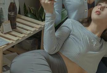 你以为飘起来的是风？其实是云溪溪的水手服在定制流行风向！