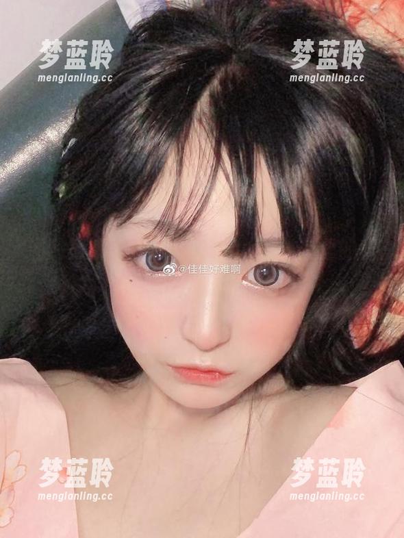 图片更新了！看佳佳酱ovo在教室里的样子，挑战我理解的可爱极限。