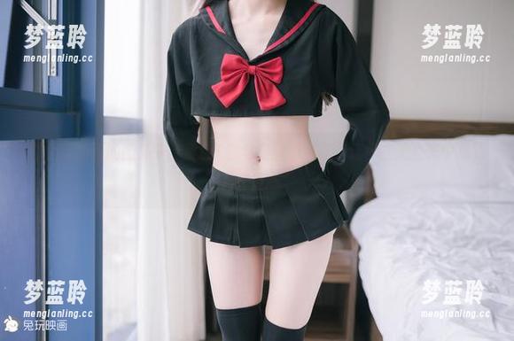 在兔玩映画的图集中，紫色T恤与白丝的搭配，让你在无圣光中看到别样姿态。