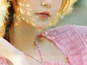 让眼镜不再单调，发条少女yoki的写真分享充满灵性和俏皮，难怪我不自觉多看了五遍。
