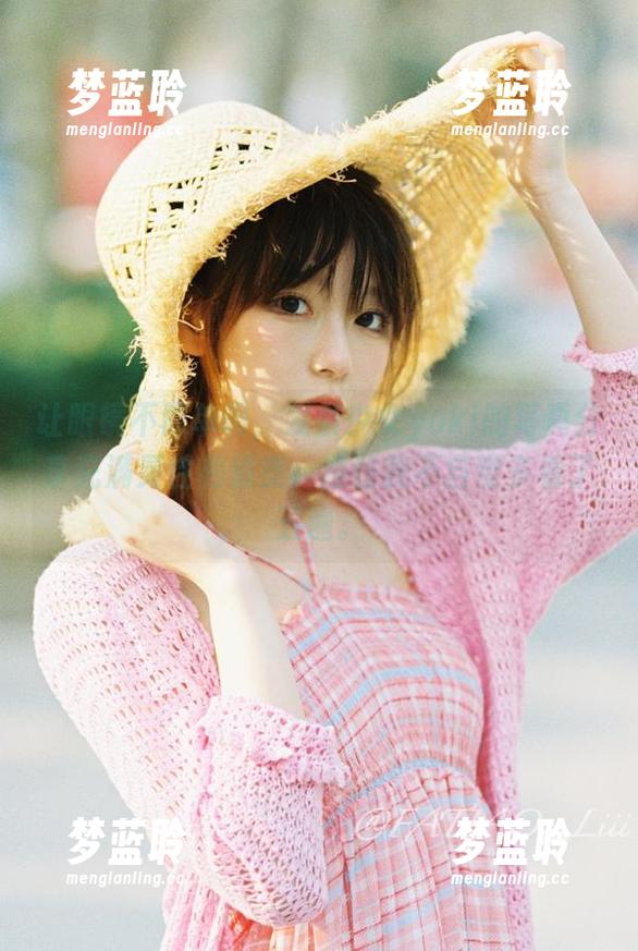 让眼镜不再单调，发条少女yoki的写真分享充满灵性和俏皮，难怪我不自觉多看了五遍。