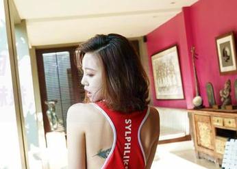 嗲囡囡 - 作品集中这组写真：SiByl李思宁与妹妹，随意得落掉一片夏天的气息。