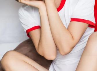 头条女神 - 看到艾小青穿短裤的照片，我突然明白为什么朋友圈的腋毛就成了“时尚”。