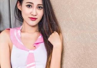 头条女神 - 草莓酱推了颗眼镜的波浪，这套图调调好极了，下载后神秘感满分。