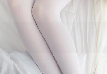少女秩序 - 泳装美图大放送，千澄的身影在水面上荡漾，发现了下载的乐趣！