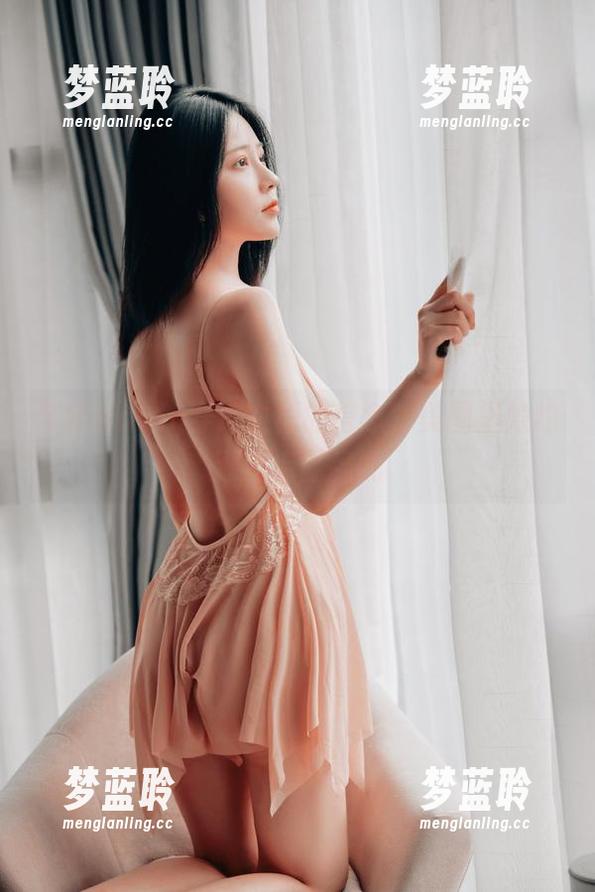 年年Nnian穿连衣裙的信念，美图里隐约透着点倔强呢