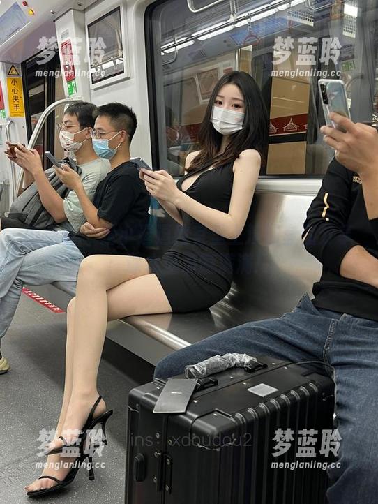 微密圈 - 是小逗逗教室里上演的套图分享：课本里爱意满满！