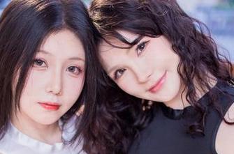 在这张原图里，末夜787在瑜伽上行云流水，腿却比脑子行动得快。