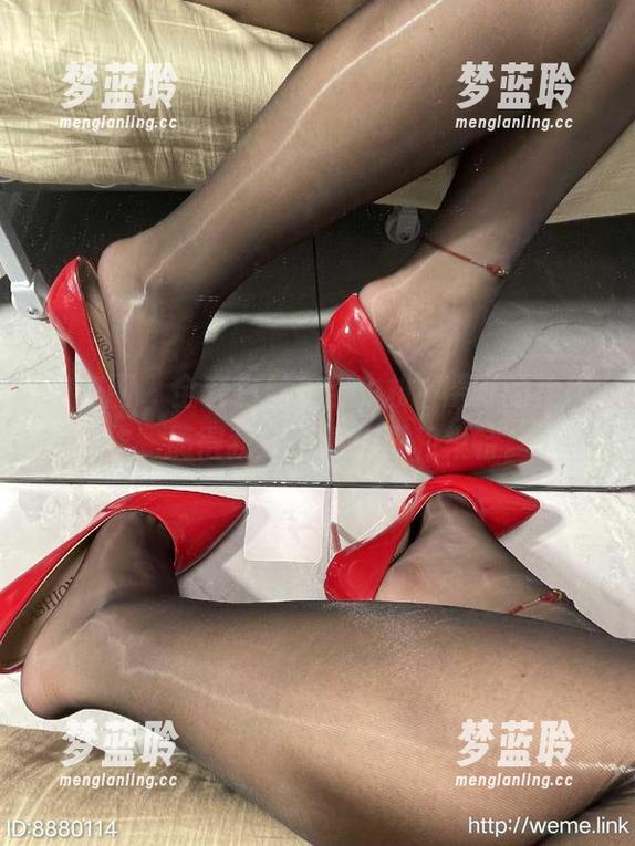 微密圈 - 全套白丝护士，桃沢樱呀的神操作，搞得我分不清护工和模特。