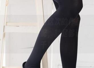 不得不说，森萝财团这次的作品，光是肤色和红色校服的搭配，就足够让人思绪万千！