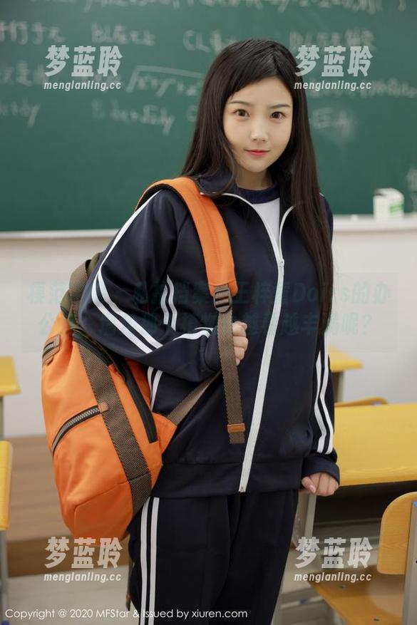 模范学院 - 私拍档案：王梓童Doirs的办公室，墙角那个植物也越看越丰满呢？
