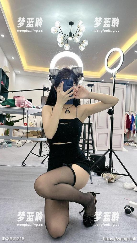 微密圈 - 都说汤圆可甜了的写真纯白，我把眼神牢牢黏在上面。