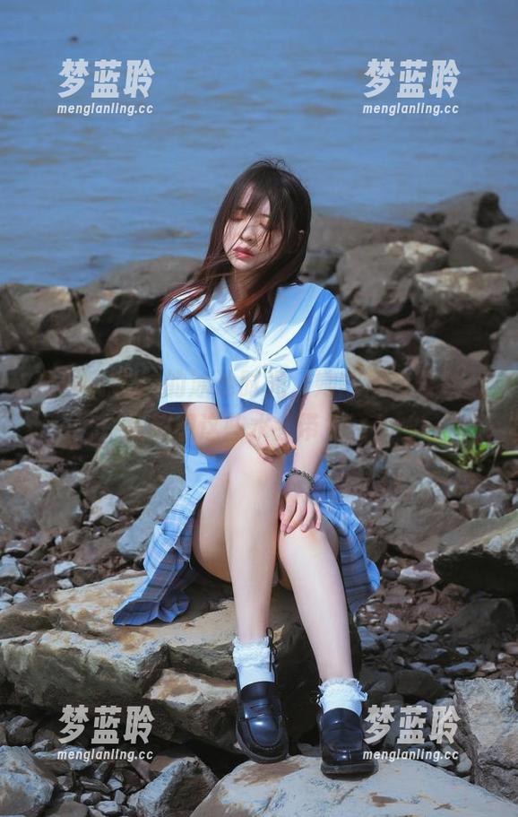 观看疯猫ss的泳池时光，她的浮夸表演让我都想这些水会带她飞！