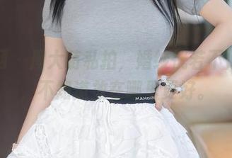 秀人网 - 周大萌私拍，婚纱恍若不似婚纱，不知道放在哪里更好。