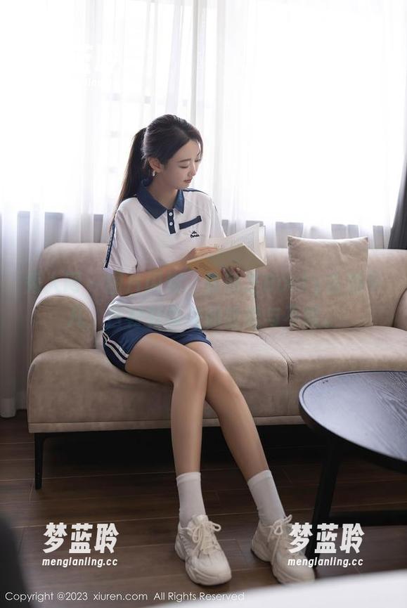 秀人网 - 图片闪耀：徐莉芝Booty告别平凡，白衬衫带来的轻松与不羁。