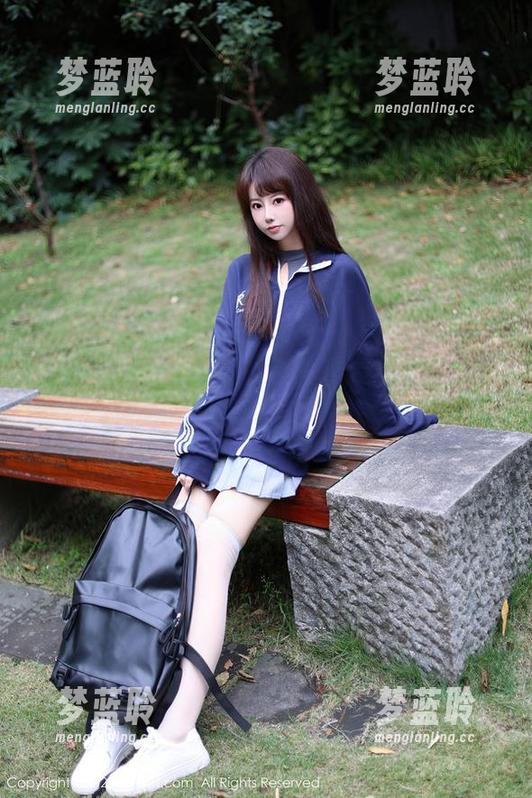 秀人网 - 用程程程的制服来练习自拍，原图调调灯光，被墙角的壁纸激励