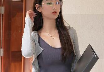 秀人网 - 眼镜下的金幼汐Vivian，高清套图让你体会到“我只想安静地做个美人”的固执。