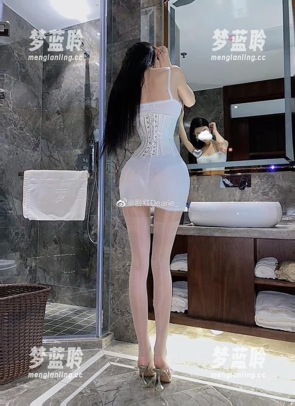 微密圈 - 来看，脸红Dearie的新写真，红衣小娇妻摇身一变，俨然是‘红领巾小英雄’的升级版！