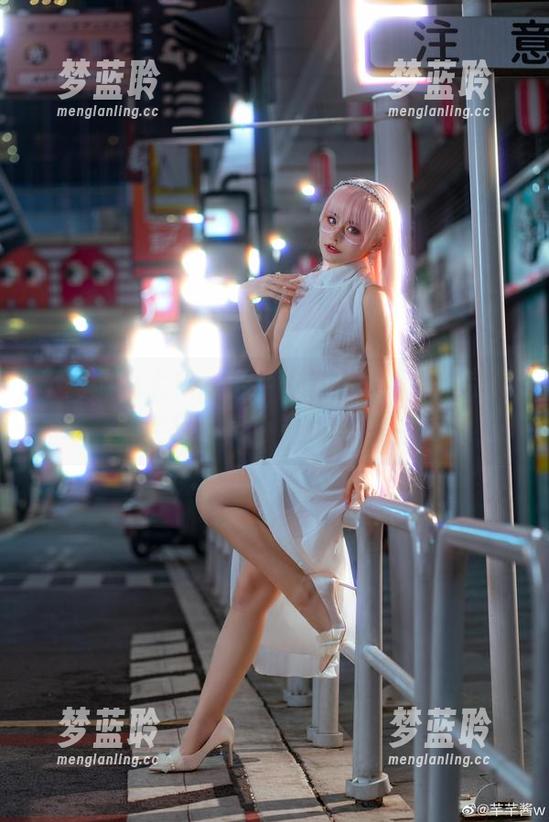 芊芊酱w 不需要说太多,芊芊酱w的写真已经完美诠释了何为“女友”。
