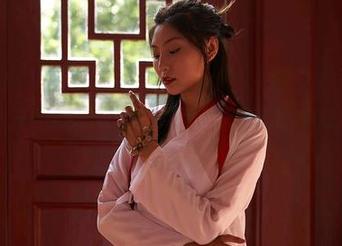蜜桃社 - 海边图包火速分享，伊素妍漂在那儿，真让人想咸鱼
