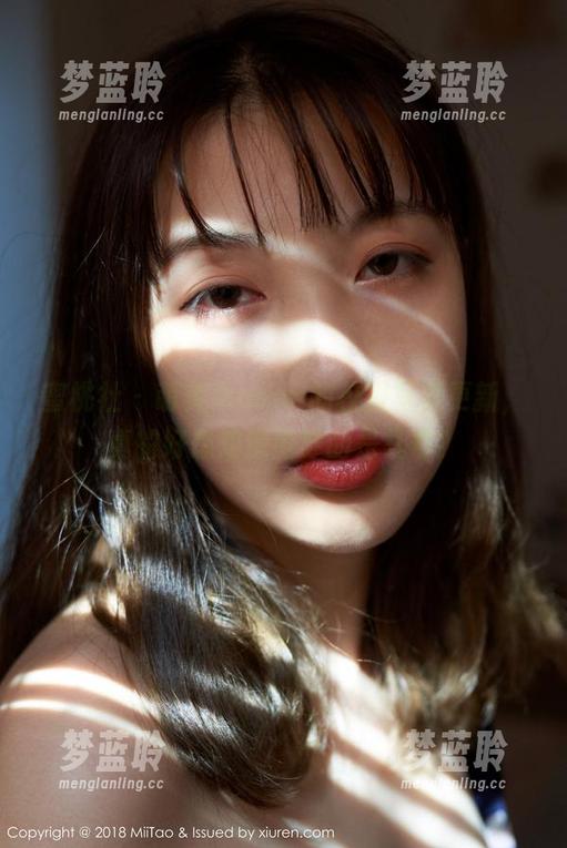 蜜桃社 - 萌美Moemi的校服写真更新，真的好想知道她穿的是几号？