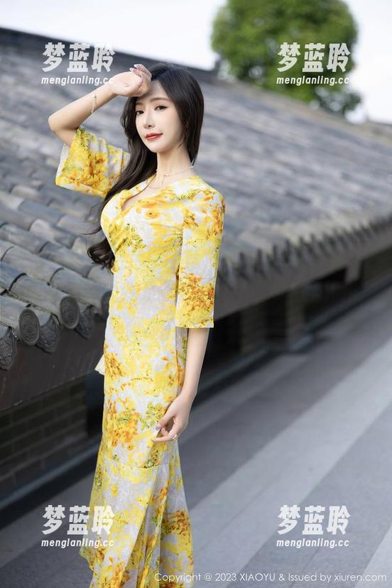 语画界 - 图片中的章芃芃，灰丝倒是穿得挺自信的，我是在看图片，还是在想别的呢？