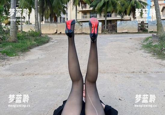 微密圈 - 在迷人的五姨太的连体里找乐子，作品集手机下载，随时随地欣赏！