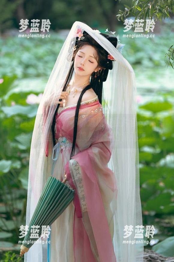 海风拂面，雯妹不讲道理的照片合集：总感觉有些意外，像是捡到的海贝壳。