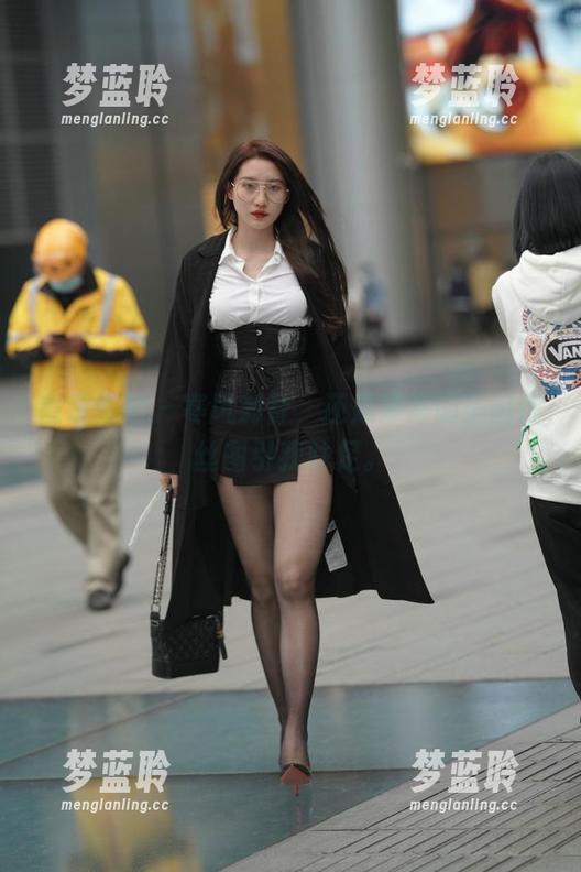 魔镜街拍 - 寒风刺骨，还是婷婷的圣诞肉丝图引我驻足。