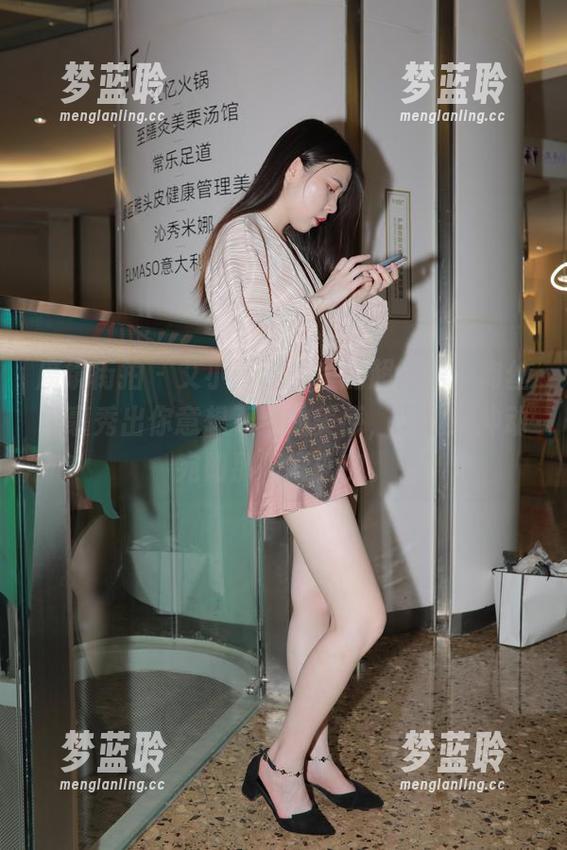 魔镜街拍 - 艾小青图集里的超短裙，肉丝包裹秀出你意想不到的美感，下载的冲动宛如那裙摆摇曳。