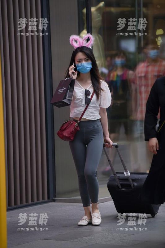 福利和图片双丰收，魔镜街拍带你看辉辉模拍的“网红”日常。